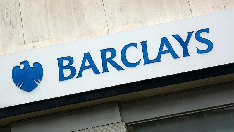 BARCLAYS TAILLE DANS SES FONCTIONS DE SUPPORT AVEC L’ARRIVÉE DE L’IA: LA BANQUE BRITANNIQUE VA SUPPRIMER ENVIRON 5.000 EMPLOIS AVANT LA FIN DE L’ANNÉE