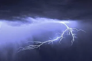 ORAGES : CINQ DÉPARTEMENTS PLACÉS EN VIGILANCE ORANGE, DE FORTES RAFALES DE VENT ET DE LA GRÊLE PRÉVUES
