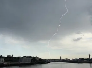 ORAGES : RAFALES DE 120 KM/H, PLUIES INTENSES, GRÊLE DE GROS DIAMÈTRE… À QUOI FAUT-IL S’ATTENDRE AUJOURD’HUI ?