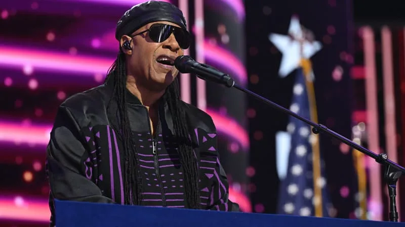 STEVIE WONDER SORTIRA L’ALBUM « THROUGH THE EYES OF WONDER » EN 2027, PLUS DE VINGT ANS APRÈS SON DERNIER DISQUE