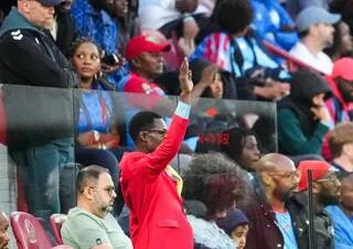COUPE DU MONDE. RETARDÉ PAR EBOLA, L’EMBLÉMATIQUE SUPPORTER DE LA RD CONGO LUMUMBA VEA EST ARRIVÉ AU MEXIQUE