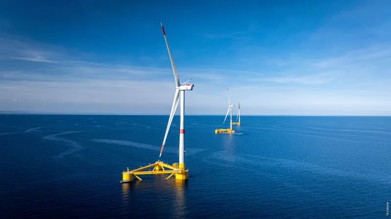 « ÉCHAPPER AUX REPROCHES CONCERNANT LE PAYSAGE »: CETTE FERME D’ÉOLIENNES IMMENSES FLOTTANT À 16 KM DES CÔTES FRANÇAISES EST MISE EN SERVICE EN MÉDITERRANÉE