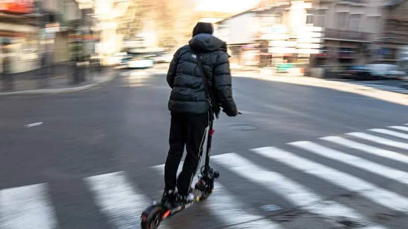 LE CASQUE ET LE GILET FLUO RENDUS OBLIGATOIRES: LA PRÉFECTURE DE POLICE DE PARIS HAUSSE LE TON FACE AUX TROTTINETTES ÉLECTRIQUES
