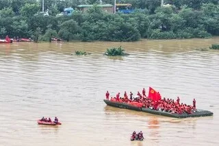 PRÈS DE 900 SERPENTS VENIMEUX S’ÉCHAPPENT D’UN ÉLEVAGE APRÈS DES INONDATIONS DÉVASTATRICES EN CHINE