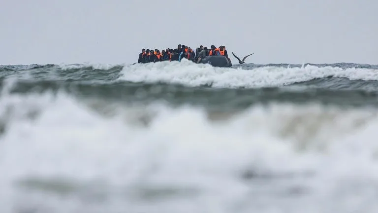 TRAVERSÉE DE LA MANCHE: 14 PERSONNES SUSPECTÉES D’ÊTRE DES PASSEURS JUGÉES APRÈS LA MORT DE 31 PERSONNES AU LARGE DE CALAIS EN 2021
