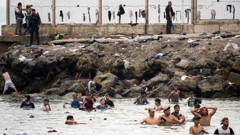 CRISE À CEUTA: UN RAPPORT DE POLICE MET EN CAUSE LE MAROC DANS L’ENTRÉE MASSIVE DE MIGRANTS, MADRID DEMANDE DES EXPLICATIONS