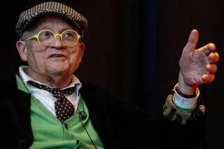 DAVID HOCKNEY, LE PEINTRE LE PLUS CÉLÈBRE D’ANGLETERRE PASSÉ PAR LA NORMANDIE, EST DÉCÉDÉ À L’ÂGE DE 88 ANS