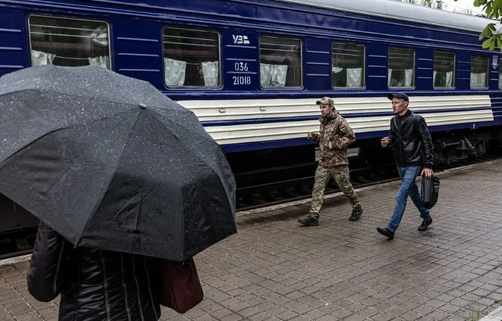 GUERRE EN UKRAINE : UN DRONE RUSSE FRAPPE UN TRAIN À SEULEMENT DEUX KILOMÈTRES DE LA FRONTIÈRE POLONAISE