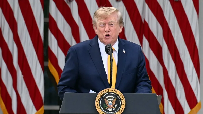 DONALD TRUMP SIGNE UN DÉCRET CHANGEANT LE NOM DU « LAC ONTARIO » EN « LAC D’AMÉRIQUE »