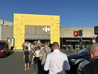 ÉCLIPSE SOLAIRE : « LES PREMIERS SONT ARRIVÉS VERS 7 H » POUR AVOIR DES LUNETTES, UNE IMMENSE FILE D’ATTENTE À QUIMPER