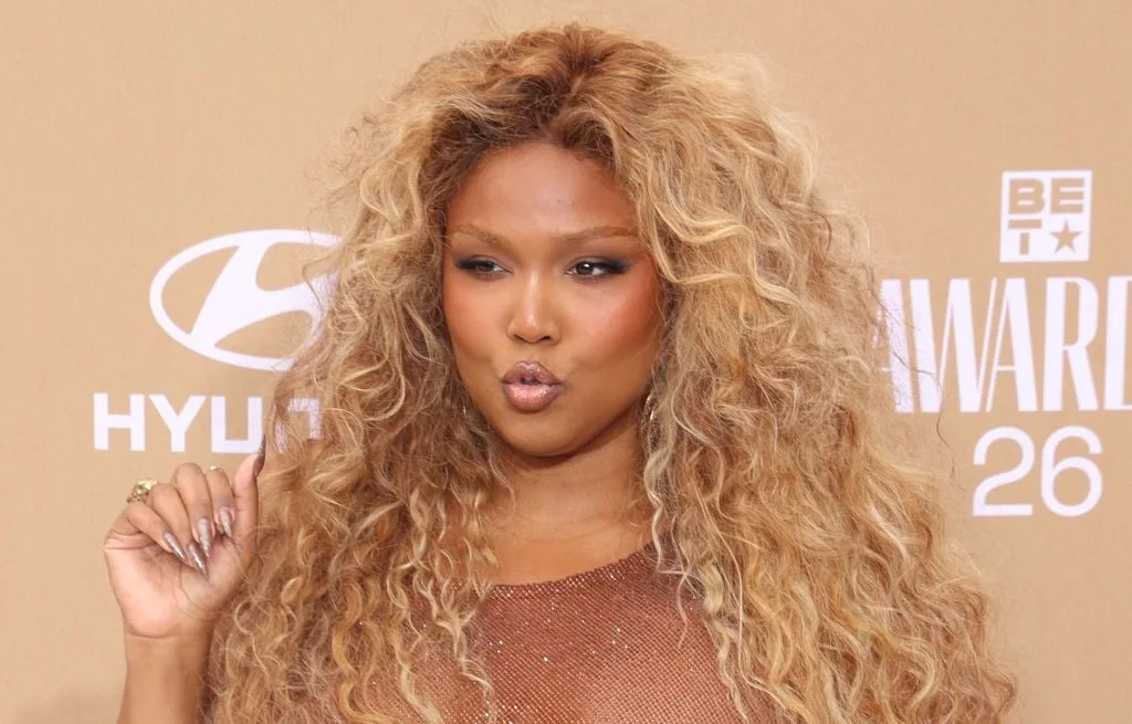 LIZZO « SOULAGÉE » QUE LA PLAINTE DE SON ANCIENNE STYLISTE AIT ÉTÉ CLASSÉE SANS SUITE