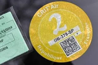 ZONES À FAIBLES ÉMISSIONS ANNULÉES PUIS RÉTABLIES : DOIS-JE GARDER MA VIGNETTE CRIT’AIR DANS MON AGGLOMÉRATION ?