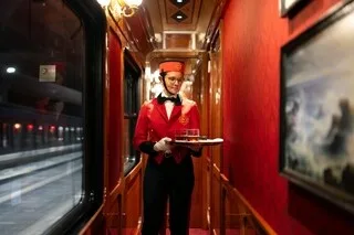 4 000 KM À TRAVERS LA FRANCE, DANS UN TRAIN LUXUEUX : LE PREMIER DÉPART SE PROFILE POUR LE GRAND TOUR DU PUY DU FOU