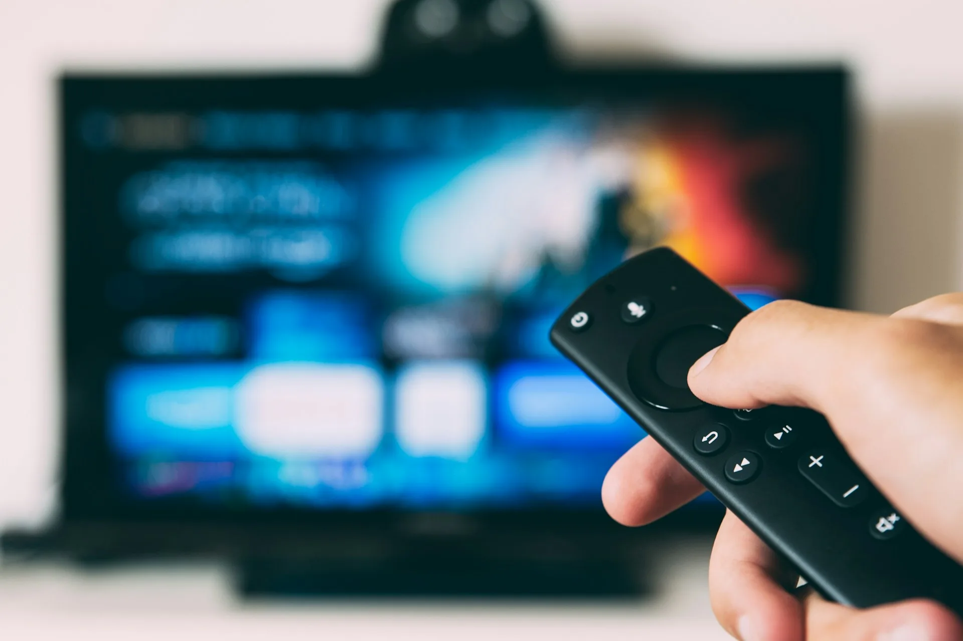 IPTV ILLÉGALE : UN RÉSEAU CIBLANT CANAL+ ET BEIN SPORTS AVEC 250 000 ABONNÉS DÉMANTELÉ PAR LES AUTORITÉS