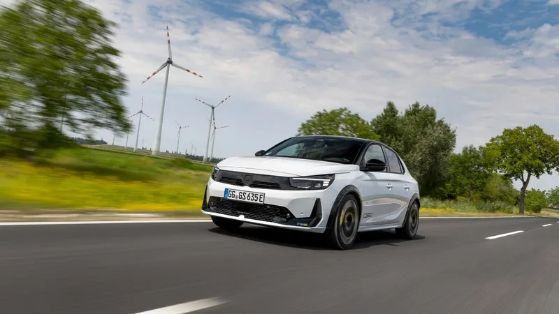ESSAI. ELLE CONCURRENCERA LA PEUGEOT E-208 GTI: AVEC LA CORSA GSE 100% ÉLECTRIQUE, OPEL DÉVOILE UNE DÉCLINAISON MUSCLÉE DE SA CITADINE (MAIS À UN TARIF SALÉ)