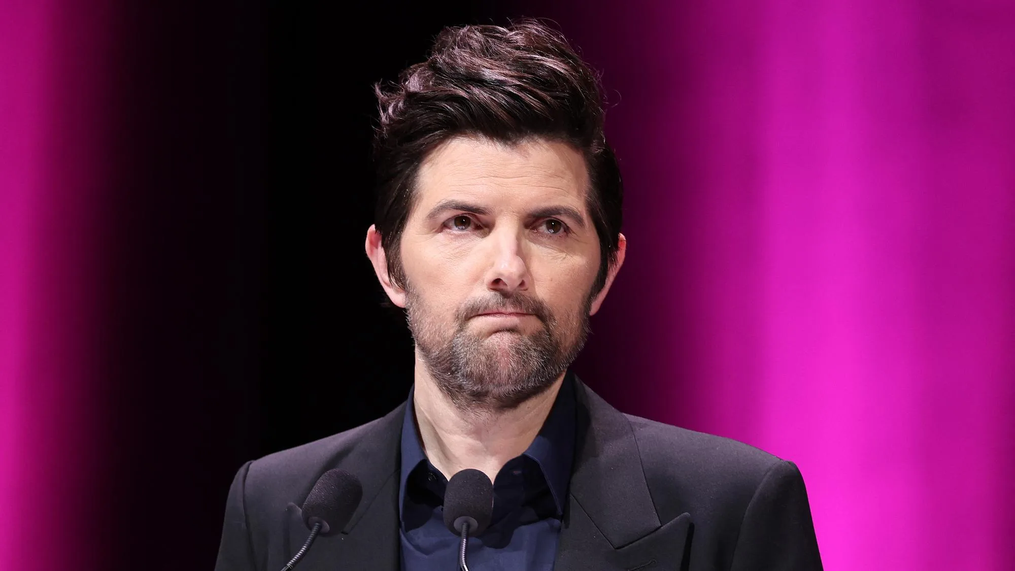 ADAM SCOTT N’A AUCUNE HONTE À PARLER DE SON AUDITION RATÉE POUR « THE OFFICE »