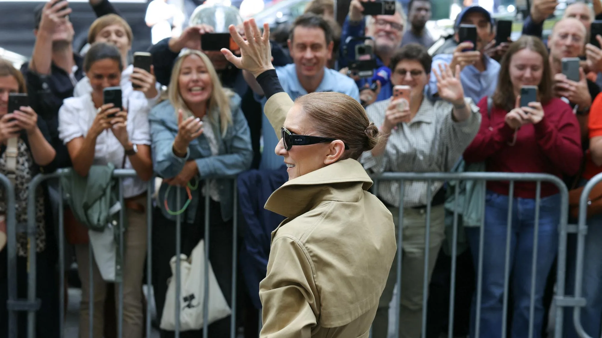 CÉLINE DION A OFFERT UN BEAU CADEAU À SES FANS QUI L’ATTENDENT DEVANT SON HÔTEL PARISIEN