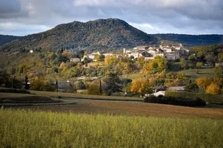 ANCIENNE CITÉ MÉDIÉVALE PERCHÉE AU SOMMET D’UN ROCHER, CE VILLAGE OFFRE UNE ESCAPADE AUTHENTIQUE AU CŒUR DE L’ARDÈCHE
