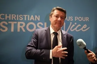 UN COUREUR CYCLISTE PROFESSIONNEL ET LA VOITURE DE CHRISTIAN ESTROSI SE PERCUTENT EN PLEINE DESCENTE