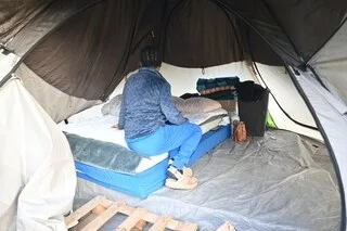 « AVEC LE FROID, L’HUMIDITÉ S’INFILTRE PARTOUT » : DEPUIS CINQ MOIS, CES FAMILLES VIVENT SOUS DES TENTES À RENNES