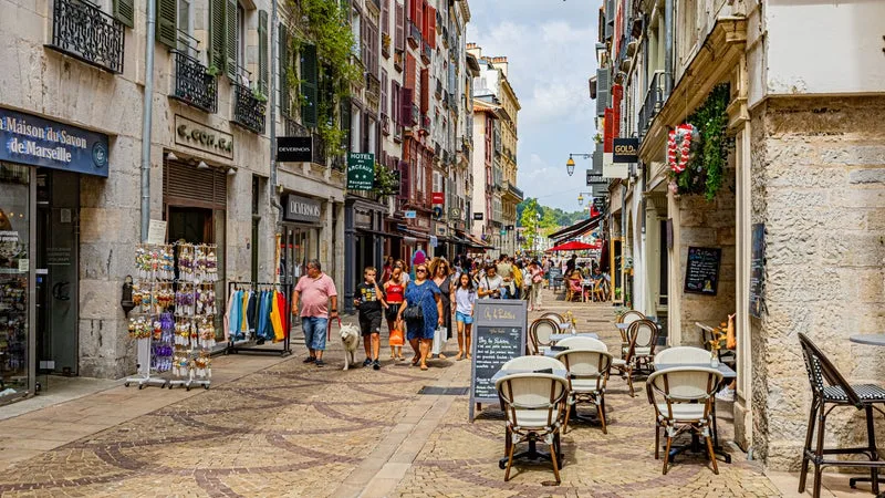 « UN CLIENT PARMI DES MILLIERS D’AUTRES »: UNE BOUTIQUE DE BAYONNE VANDALISÉE POUR AVOIR VENDU DES BÉRETS AU CANON FRANÇAIS