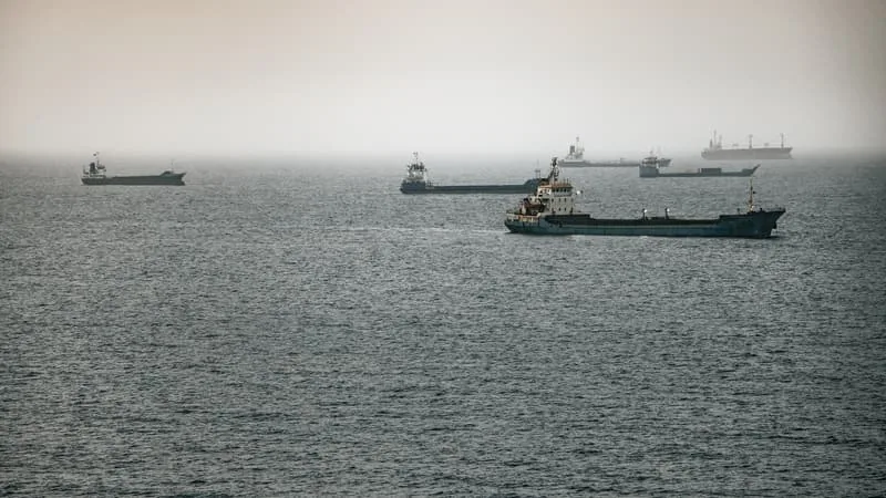 « DES CONSÉQUENCES PLUS IMPORTANTES QUE BEAUCOUP NE L’AURAIENT IMAGINÉ »: LA FERMETURE DU DÉTROIT D’ORMUZ A BLOQUÉ 1.150 BATEAUX TRANSPORTANT POUR 125 MILLIARDS DE DOLLARS DE MARCHANDISES