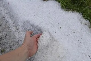 ORAGES : D’OÙ VIENT LA GRÊLE ET POURQUOI CERTAINS GRÊLONS PEUVENT-ILS ATTEINDRE LA TAILLE D’UNE BOULE DE PÉTANQUE ?