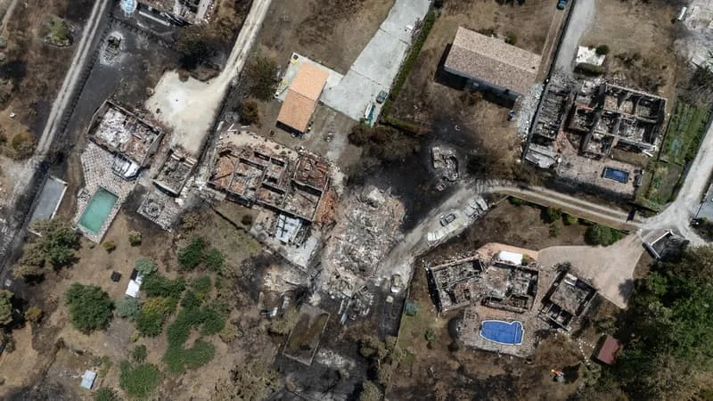 « NOUS SOMMES DES MIRACULÉS »: L’ÉMOTION DES HABITANTS QUI REGAGNENT LEURS DOMICILES APRÈS L’INCENDIE DANS LES LANDES