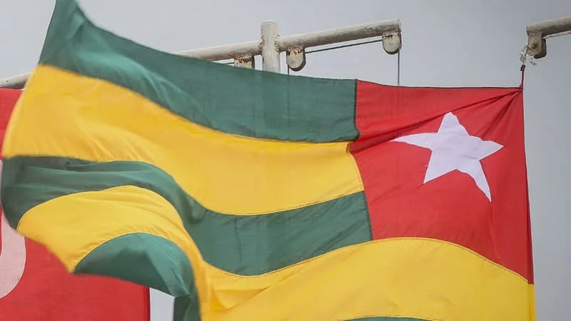 FRANÇAIS DÉTENUS AU TOGO: LE GOUVERNEMENT ASSURE QUE LA JUSTICE LOCALE DÉTIENT DES « INDICES GRAVES » CONTRE LES DEUX HOMMES