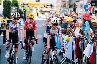 « IL A VOMI ET AVAIT TRÈS FROID » : COUP DUR POUR POGACAR ET UAE EMIRATES – XRG, ADAM YATES DIMINUÉ AVANT LES ALPES