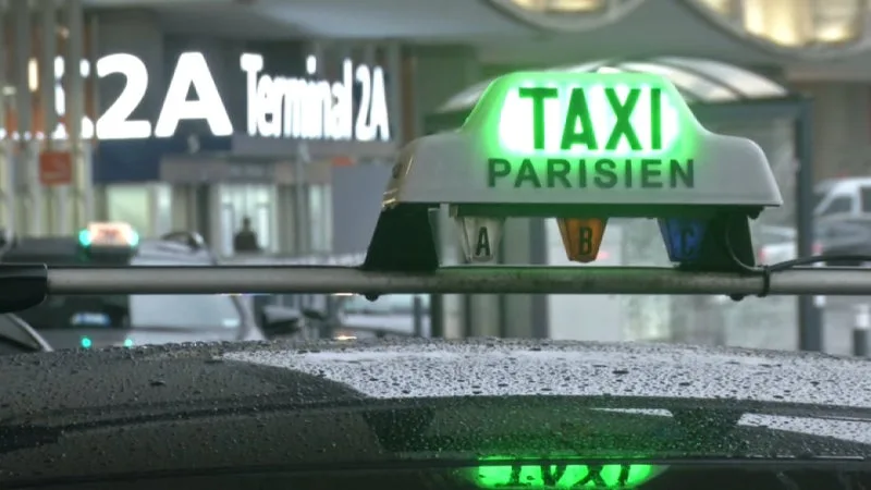 « COUPER COURT À LA MARAUDE ILLÉGALE »: LES TAXIS MANIFESTENT CONTRE L' »ANARCHIE » DES VTC DANS LES AÉROPORTS PARISIENS
