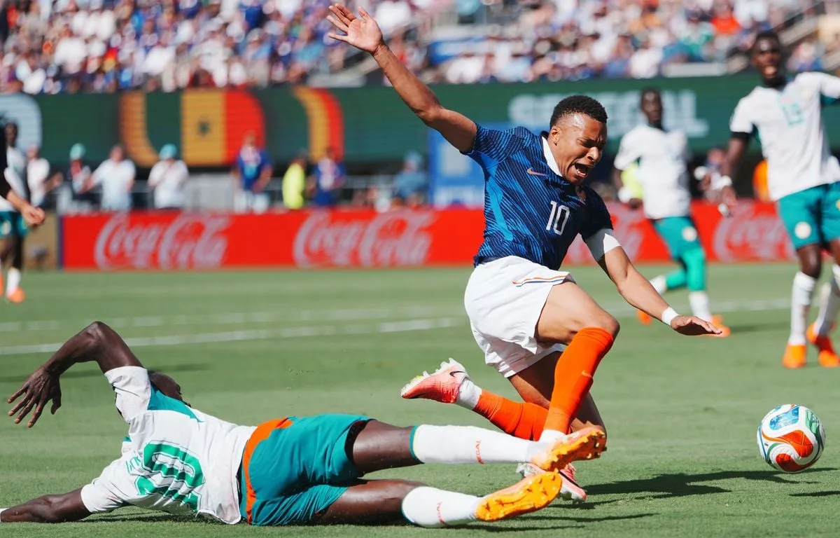 FRANCE – SÉNÉGAL : COMMENT KYLIAN MBAPPÉ A-T-IL PU ÊTRE PRIVÉ D’UN « PENALTY ÉVIDENT » ?