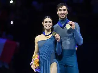 JO 2030 – PATINAGE ARTISTIQUE. GUILLAUME CIZERON ET LAURENCE FOURNIER BEAUDRY REMPILENT ET VISENT LES JEUX EN FRANCE