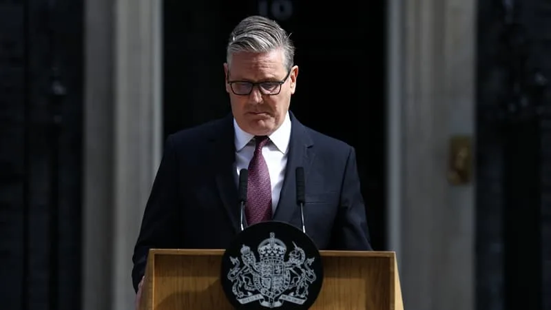 COÛT DE LA VIE, AFFAIRE EPSTEIN, MANQUE DE LEADERSHIP… LE PREMIER MINISTRE BRITANNIQUE KEIR STARMER QUITTE LE POUVOIR APRÈS UN LONG CHEMIN DE CROIX