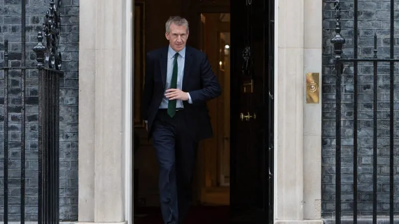 IL MANQUE 28 MILLIARDS DE LIVRES STERLING À LA DÉFENSE BRITANNIQUE POUR LES QUATRE PROCHAINES ANNÉES: UN DÉSACCORD PROFOND AGITE LA CLASSE POLITIQUE ANGLO-SAXONNE APRÈS LE DÉPART SURPRISE DE DEUX MINISTRES