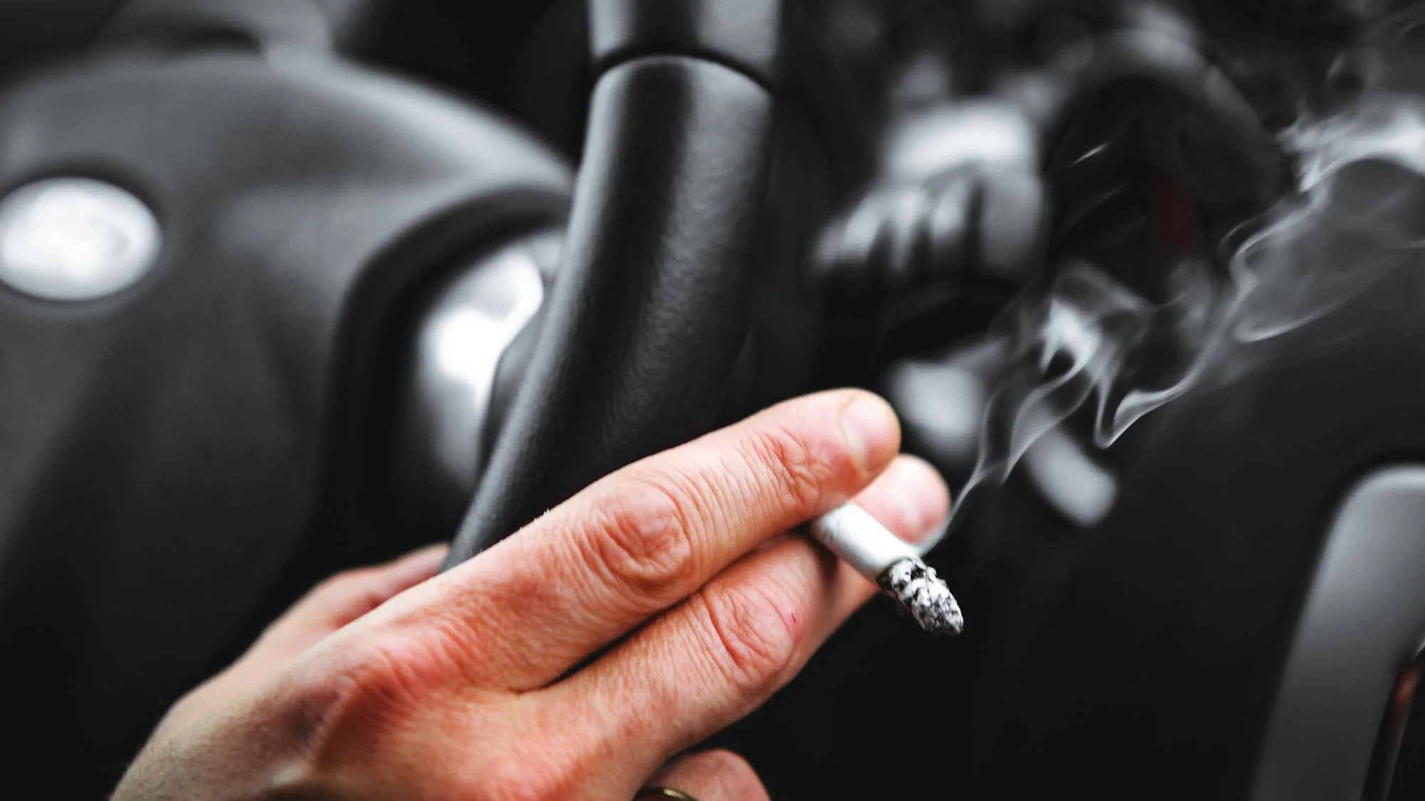 CE NOMBRE DE FUMEURS JETANT LEUR MÉGOT PAR LA FENÊTRE EN VOITURE EST LOIN D’ÊTRE RASSURANT