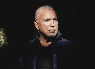 « JE NE PEUX PAS D’UN COUP DIRE : BON, ON SE CALME » : À 80 ANS, BERNARD LAVILLIERS NE SE VOIT TOUJOURS PAS EN SAGE