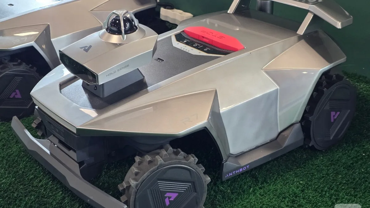 CETTE TONDEUSE ANTHBOT A UN BRAS COUPE-BORDURES ET TRANSMISSION SIX À MOTEURS
