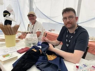 « LE PLUS DUR, C’EST CEUX QUI DANSENT » : ILS DÉFILENT EN COSTUMES BRETONS DE 12 KG, COMMENT TENIR SOUS LA CHALEUR ?