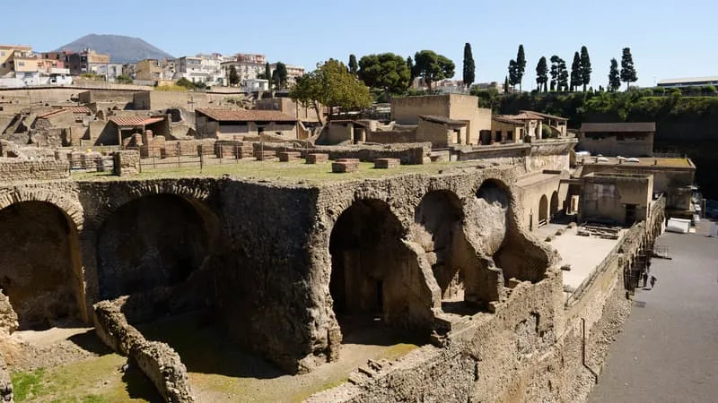 « POUR MOI, C’EST COMME GAGNER LA COUPE DU MONDE. C’EST MA VICTOIRE »: DES CHERCHEURS ONT RÉUSSI À DÉCHIFFRER, GRÂCE À L’IA, UN ROULEAU DE PAPYRUS VIEUX DE 2.000 ANS, RÉDUIT EN CENDRES LORS DE L’ÉRUPTION DU VÉSUVE