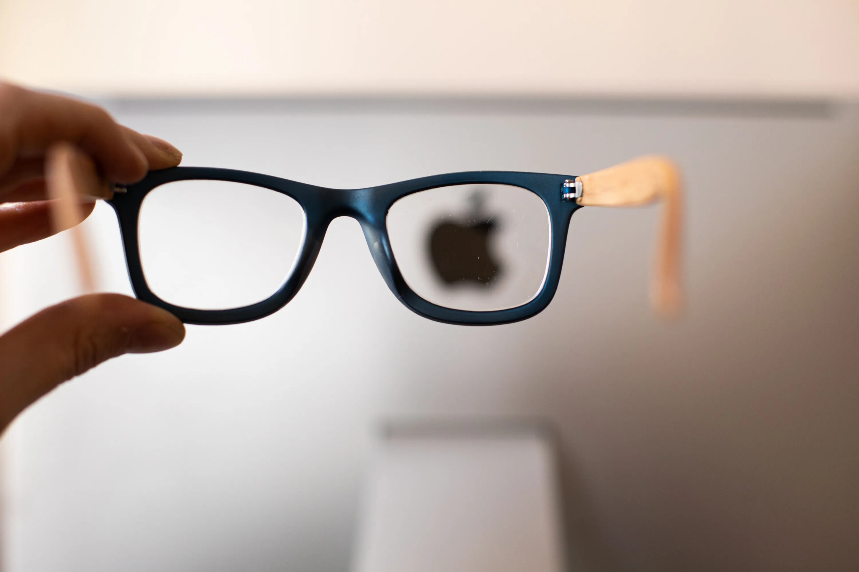 EN INTERNE CHEZ APPLE, LE VRAI DÉBAT SUR LES LUNETTES IA TOURNE AUTOUR D’UNE SEULE QUESTION