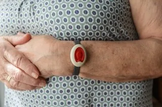 À 15 ANS, CET UKRAINIEN A DÉVELOPPÉ UN BRACELET POUR ALERTER LES PERSONNES SOURDES LORS DES SIRÈNES D’ALERTE