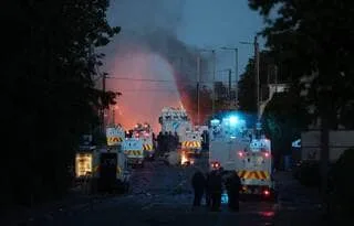 NOUVELLE NUIT DE MANIFESTATIONS À BELFAST, LA POLICE CONTRAINTE D’UTILISER UN CANON À EAU