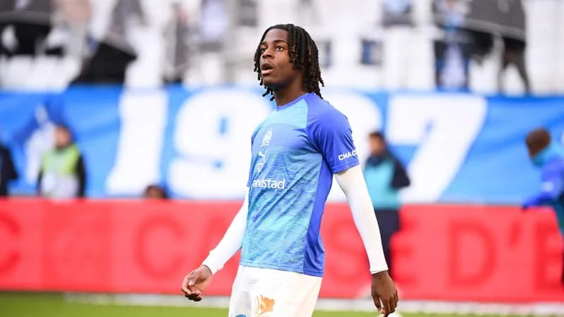 OM: « J’AI ÉTÉ UN PEU CHOQUÉ », BAKOLA REVIENT SUR SON MALAISE DANS LE VESTIAIRE LORS DE LA BAGARRE ENTRE RABIOT ET ROWE