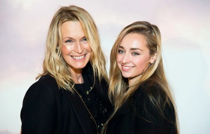 EMMA SMET CÉLÈBRE LA FIN DE SA « VINGTAINE » APRÈS « UNE ANNÉE MOUVEMENTÉE »