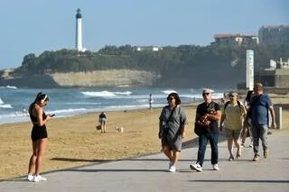 UN PAN DE FALAISE S’EFFONDRE PRÈS D’UNE PLAGE À BIARRITZ, DEUX PLONGEURS RECHERCHÉS