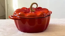 POURQUOI CETTE COCOTTE EN FORME DE CITROUILLE À MOINS DE 30 EUROS AFFOLE LES RÉSEAUX SOCIAUX