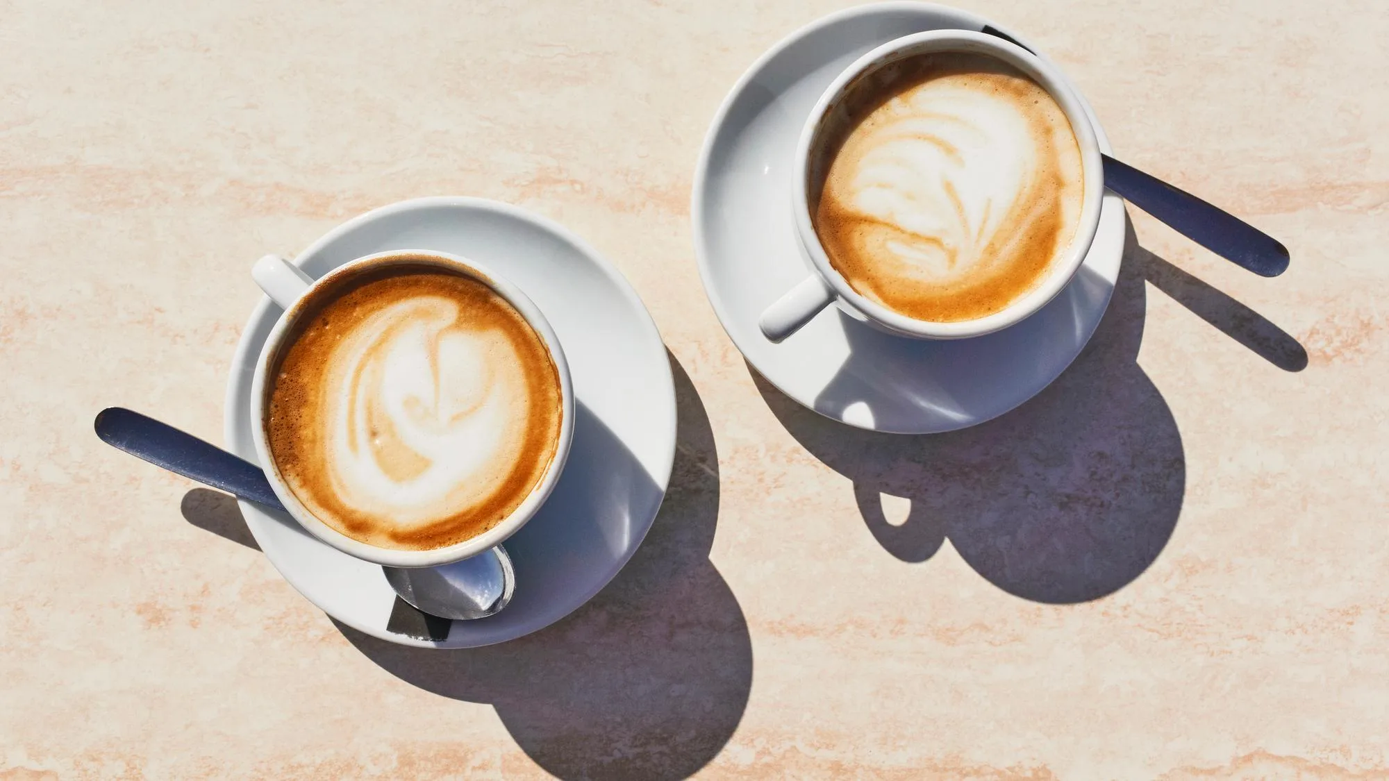 COMME LA CONSOMMATION D’ALCOOL, CELLE DE CAFÉ EST AUSSI DÉCONSEILLÉE QUAND IL FAIT TRÈS CHAUD