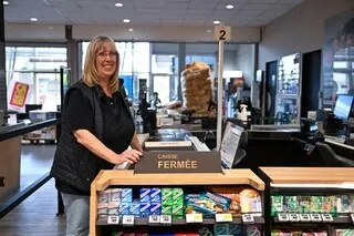 « IL PASSAIT TOUJOURS ME VOIR » : CAISSIÈRE DANS LE MÊME SUPERMARCHÉ PENDANT 42 ANS, SYLVIE Y A MÊME TROUVÉ L’AMOUR