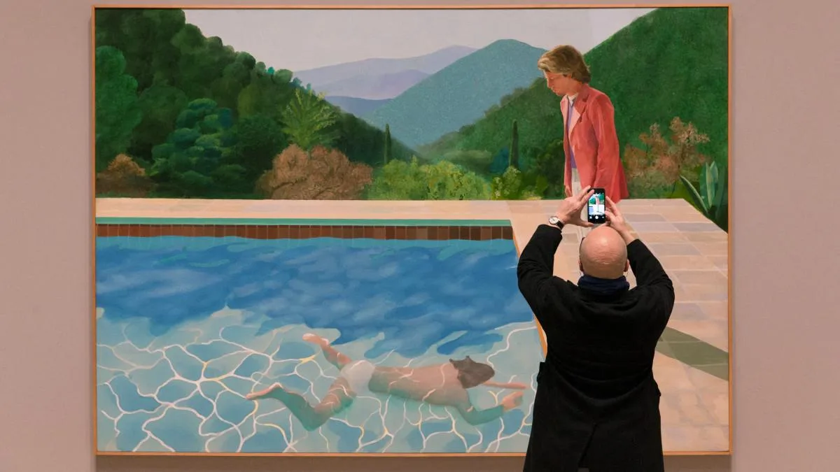 DAVID HOCKNEY N’A PAS PEINT QUE DES PISCINES, SES AMIS AUSSI (ET BIEN À SA FAÇON)